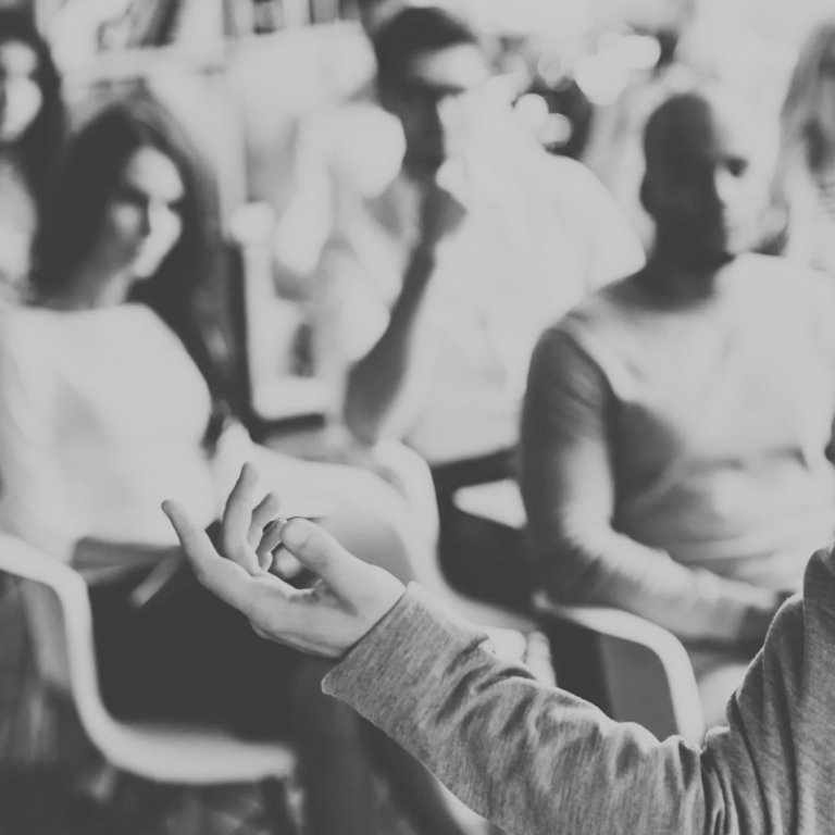 Robert Rohn Mann in schwarzem Anzug mit gestreiftem Muster, neutraler Gesichtsausdruck.