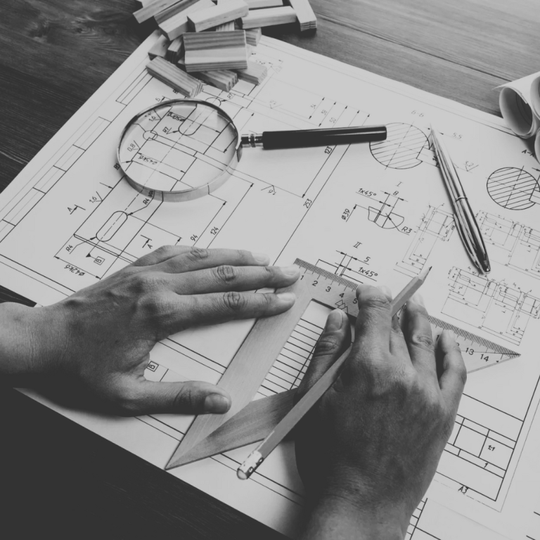 Projektvertrieb & Beschaffung Hände zeichnen auf technischen Plänen mit Lineal und Zirkel.